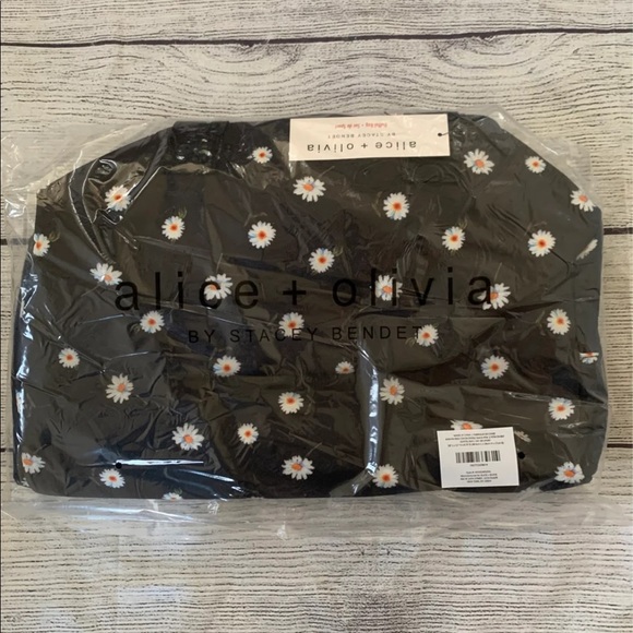 SOLD ❗️Alice + Olivia Matching Duffle Bag & Hat - Picture 10 of 10